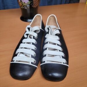 ZARA - WOMAN - STUDIO FLAT LACE-UP LEATHER SHOES EU 37 (USA 6.5 or a slim 7)